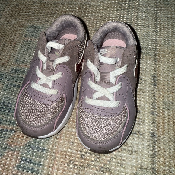 Nike | Nike air sneakers, size 6 - Picture 2 of 4